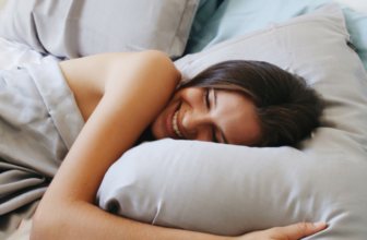 10 Benefits of Sleeping Naked